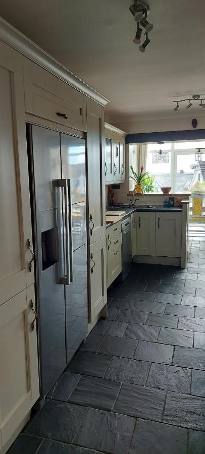 Sea Crest, Beautiful Home In Tenby With Sea Views Exterior photo
